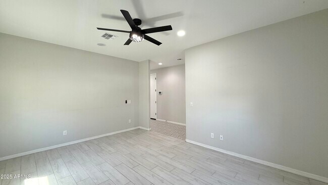 Building Photo - 26410 N Thornhill Dr