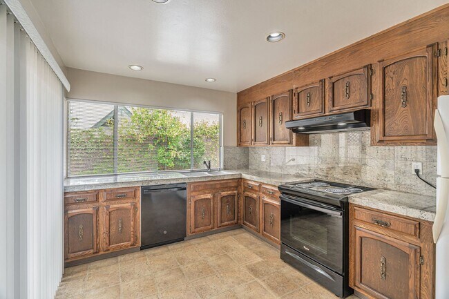 Building Photo - 2 Bedroom, 2 Bath Home with Bonus Room