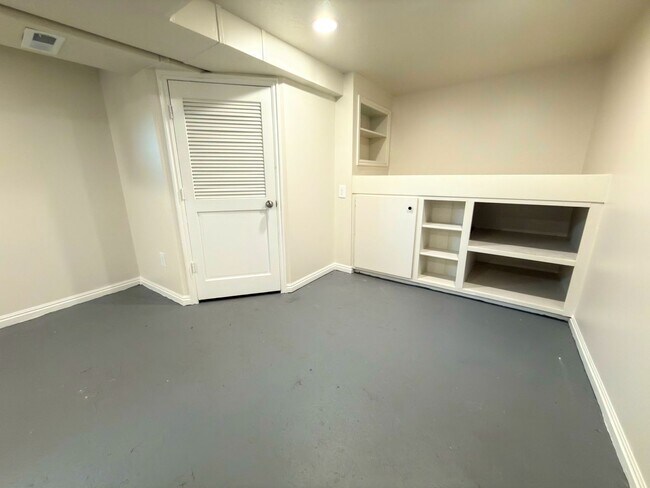 Building Photo - Newly Updated 2-Bedroom Home