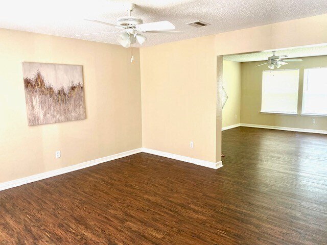 Building Photo - Huge home features 4 bedrooms & 2.5 baths for Rent!