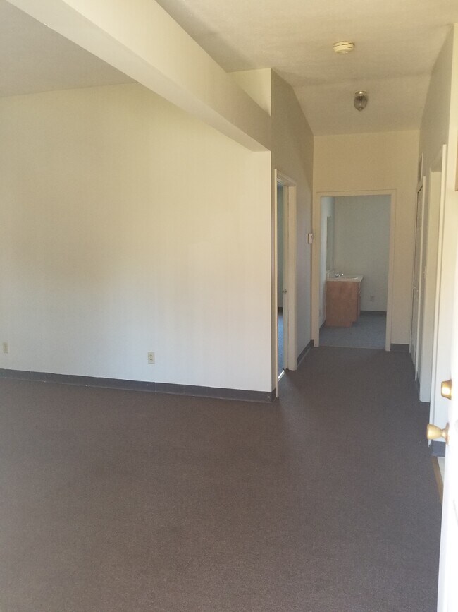 Living room as you walk in front door - 1500 W University Ave