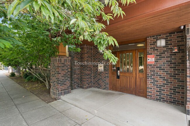 Building Photo - 400 NE 100th Ave