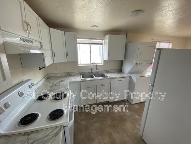 Building Photo - 704 Ferris Ct
