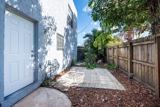 Building Photo - 1240 NW 6th Ave