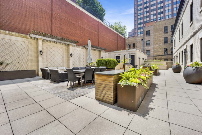 Building Photo - 103 W Chestnut St