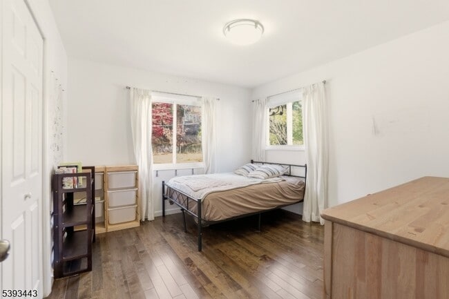 Building Photo - 214 S Valley Rd