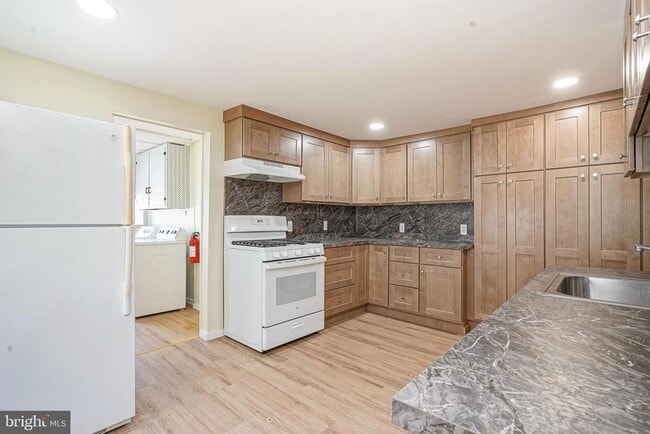 Building Photo - 19 E Millbrooke Ave