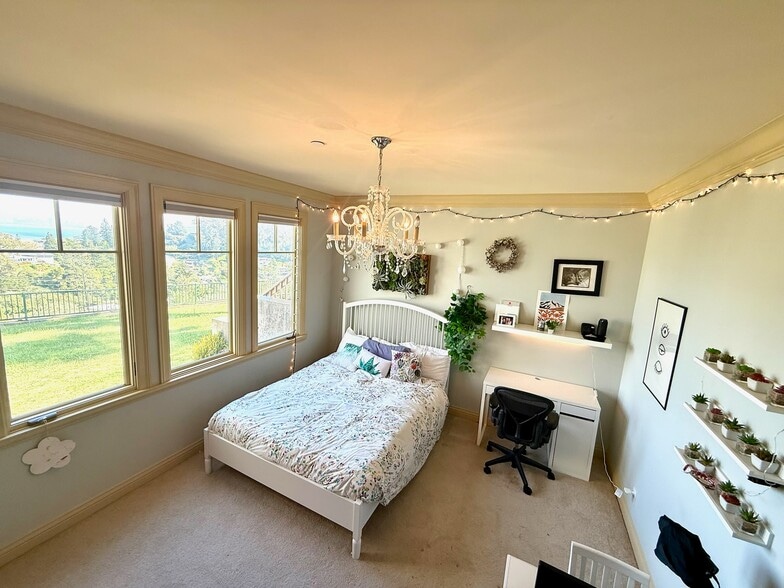 Bedroom 4-Queen - 115 Inez Pl