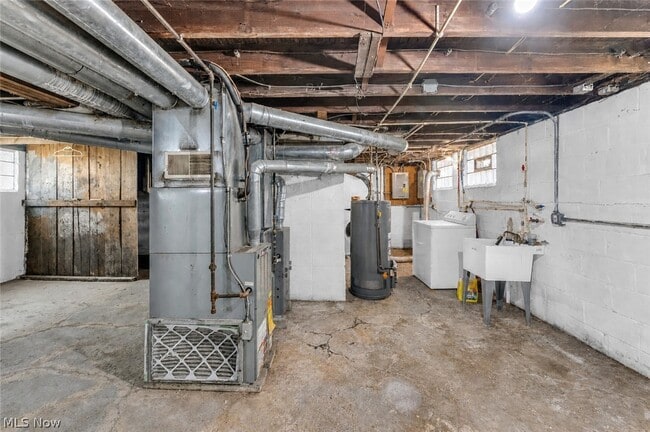 Building Photo - 9404 Cardwell Ave
