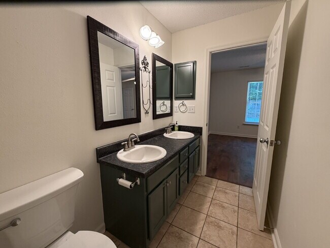 Building Photo - "Discover Comfort and Charm: Spacious 3-Bed, 2-Bath Home in Huntsville's Desirable Locale!"