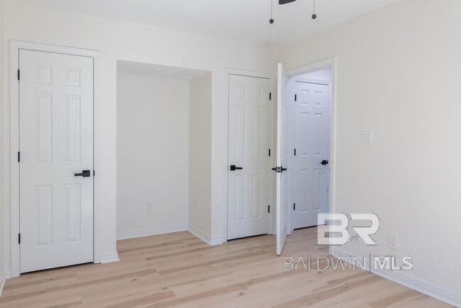 Building Photo - 389 Clubhouse Dr
