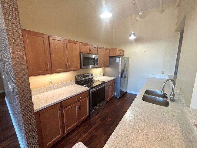 Building Photo - Downtown Luxury Condo in a Newly Renovated...