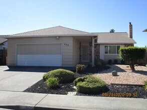 Building Photo - Nice Floorplan, Cute Yards - 4 Bedroom/2 B...