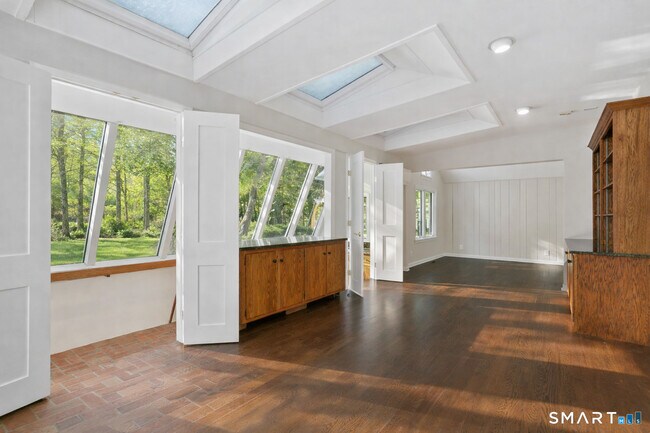 Building Photo - 815 Valley Rd