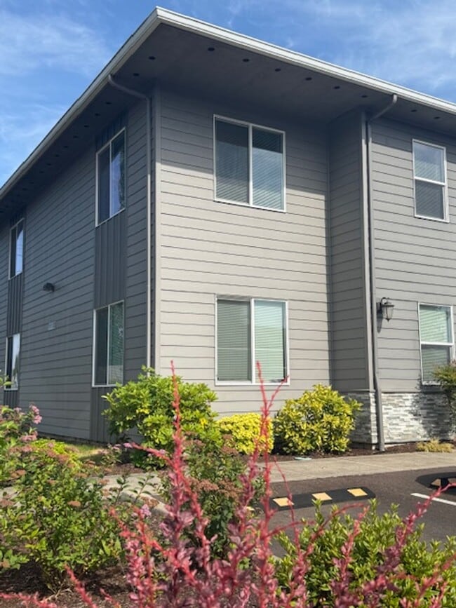 Building Photo - Must see modern apartment near pickleball courts and community amenities!