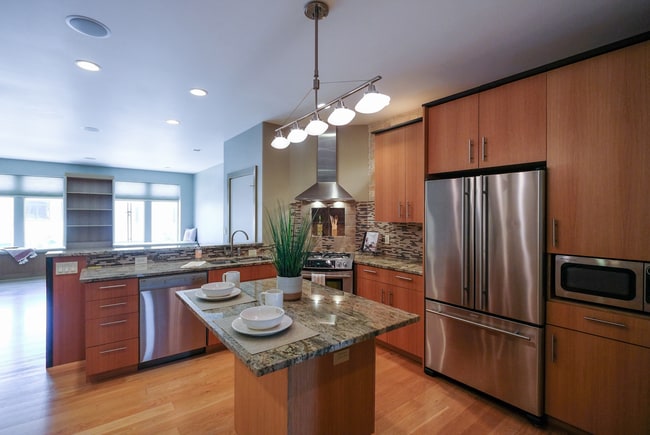 Building Photo - Downtown Midland Main Street Loft $1800/month