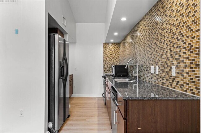 Building Photo - 2200 Dickson Dr