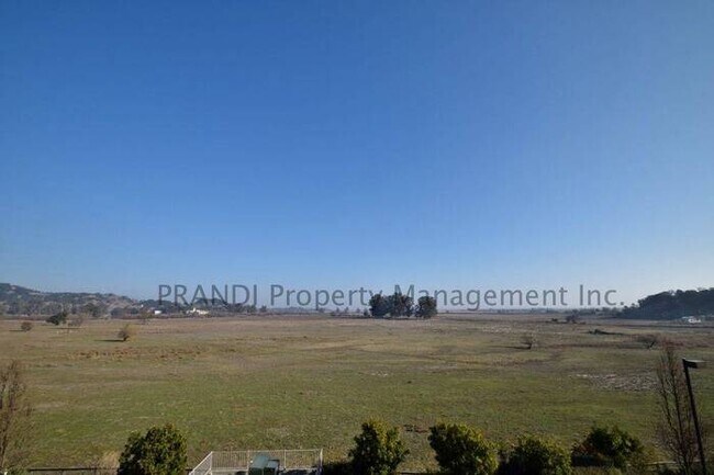 Building Photo - Top Floor Condo w/Views and Washer/Dryer!