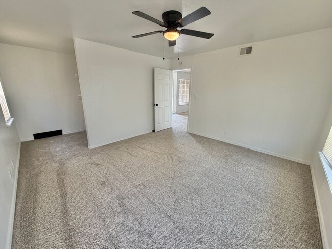 Building Photo - 3 bed Fresh inside!