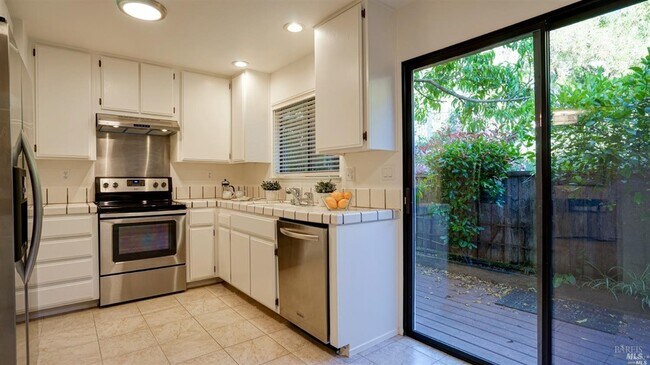 Building Photo - 16 Tudor Ct