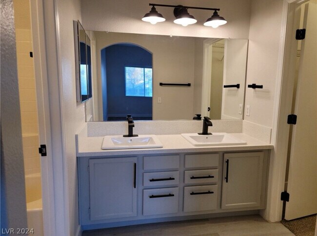 Building Photo - 6809 Squaw Mountain Dr