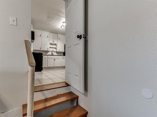 Building Photo - 1229 Meta Ave