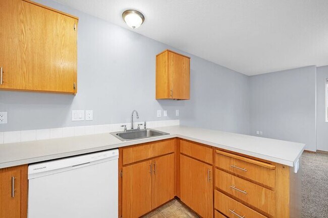 Building Photo - Beautiful 2 bedroom townhouse. Available February!