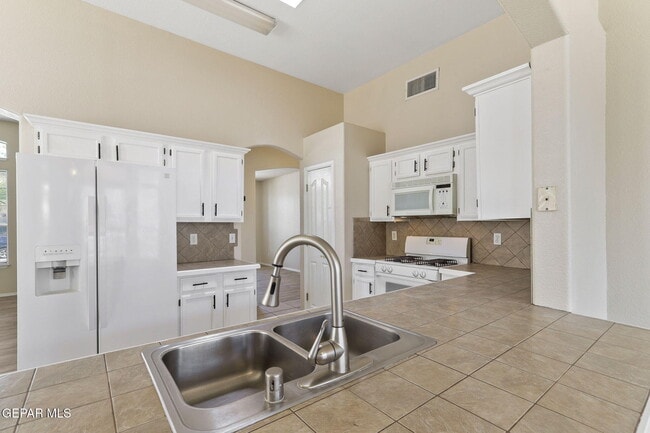 Building Photo - 2029 Sun Chariot St