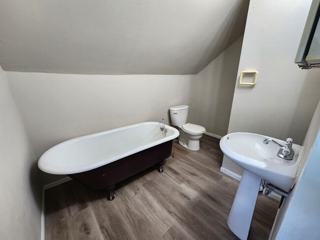 Building Photo - 2 Bed and 2 Bath Home