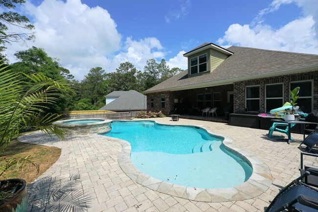 Building Photo - Pool Home in Niceville