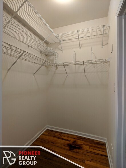 Building Photo - 912 W Dakin St
