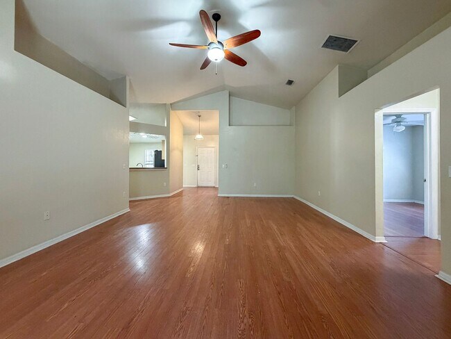 Building Photo - Pet Friendly 3/2 Home in Sorrento Available NOW!