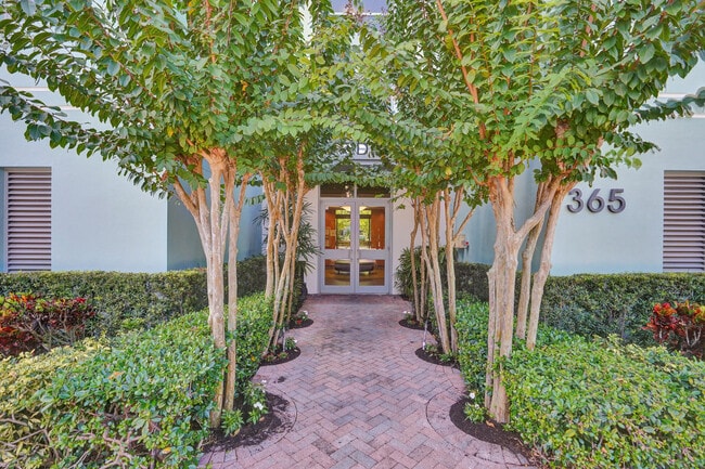 Building Photo - 365 SE 6th Ave