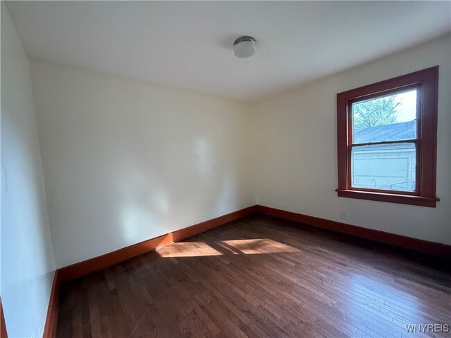 Building Photo - 549 Lisbon Ave