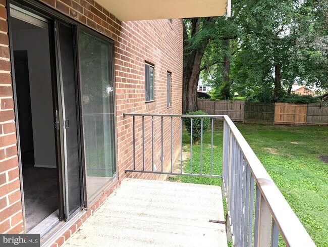 Building Photo - 822 Putnam Blvd