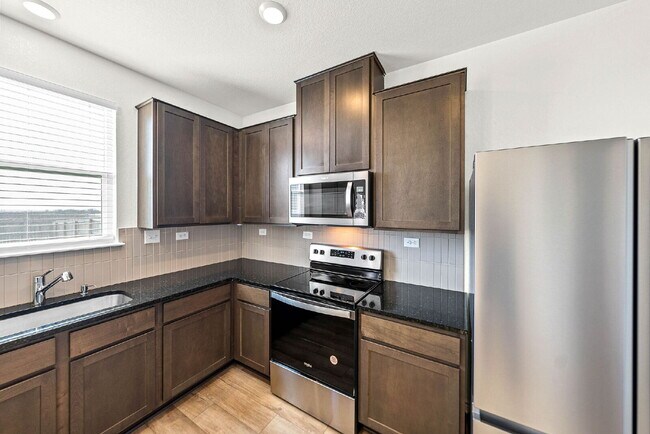 Building Photo - 1 MONTH FREE RENT WITH 18 - 24 MONTH LEASE!!! AVAILABLE THROUGH MARCH ONLY!