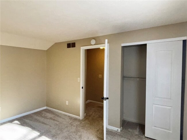 Building Photo - 16 Walnut Cir