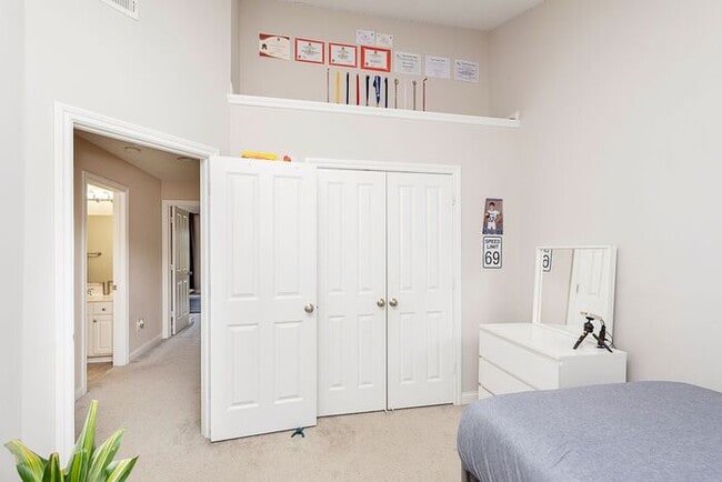 Building Photo - Beautiful 3 Bed Townhome In the Heart Of Village Of West Clay!