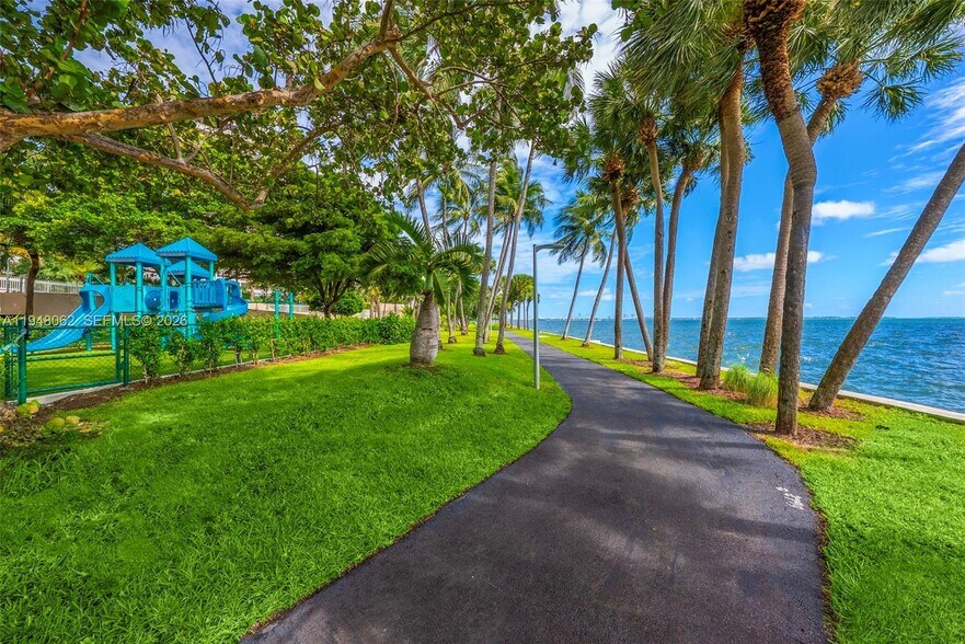 Building Photo - 3 Grove Isle Dr