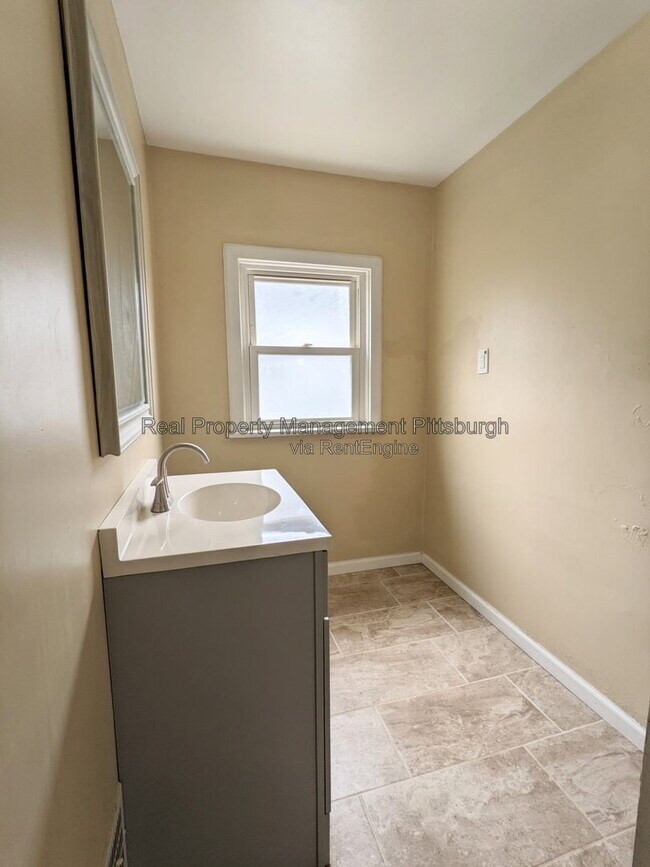 Building Photo - 302 W Miller Ave