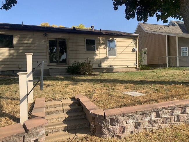 Building Photo - 3 bedroom, 1.5 Bath Home located near Skyv...