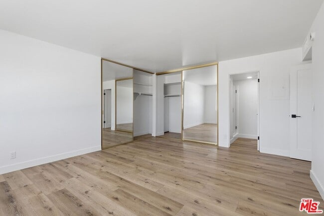 Building Photo - 435 N Oakhurst Dr