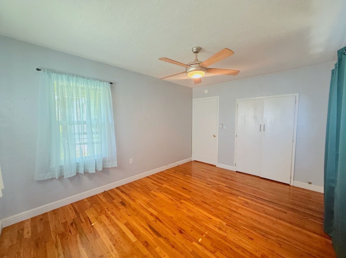 Building Photo - 3021 Oleander Ave