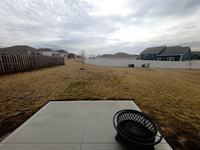 Building Photo - 1619 Port Royal Dr – 4 Bed/2.5 Bath in Belterra (Papillion) | Open Concept, Fireplace, Walk-In Pa...