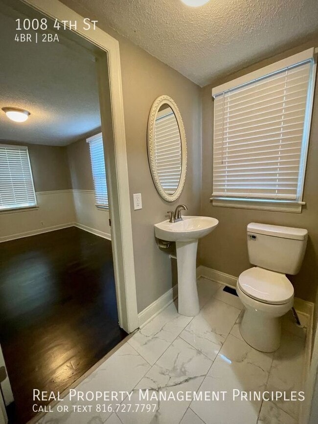 Building Photo - 1008 4th St-