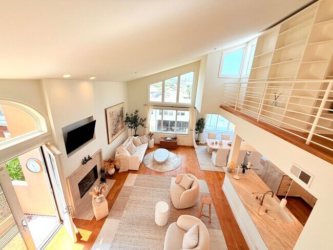 Building Photo - Sophisticated Bright & Spacious Furnished ...