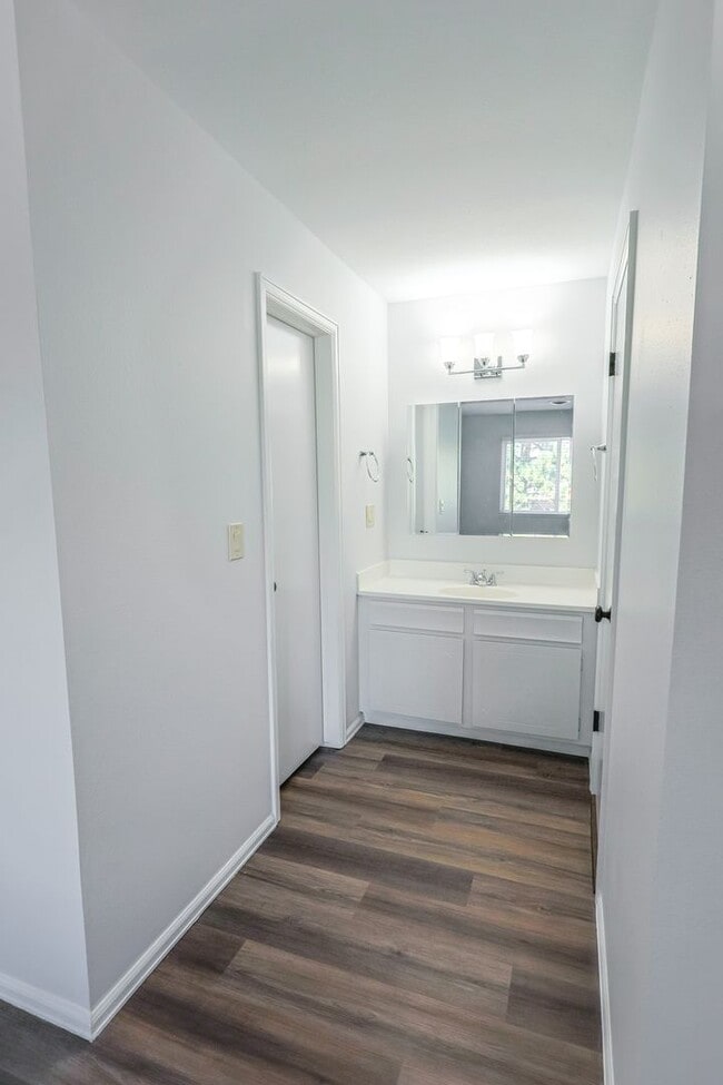 Building Photo - 3 BEd CONDO, NO DEPOSIT AND WATER INCLUDED...