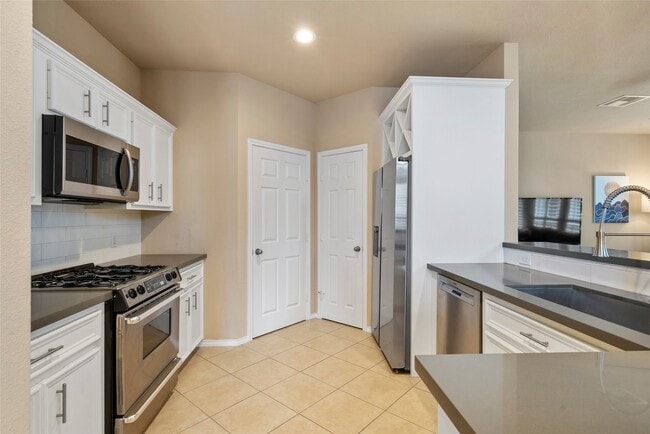 Building Photo - 5239 Schuler St