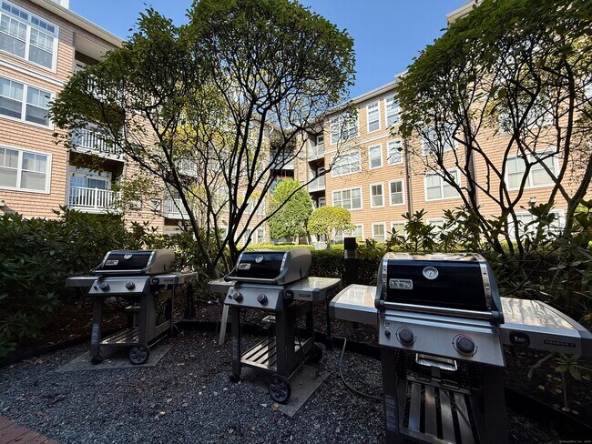 Building Photo - 850 E Main St