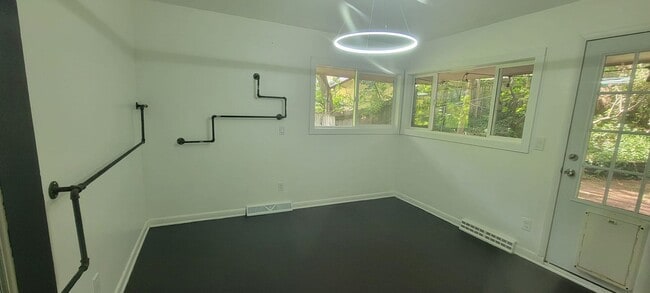 Building Photo - 4 bedrooms 3 baths beautiful house